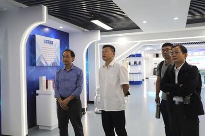 海南鹽業(yè)集團(tuán)張海濤副總經(jīng)理一行蒞臨我校交流